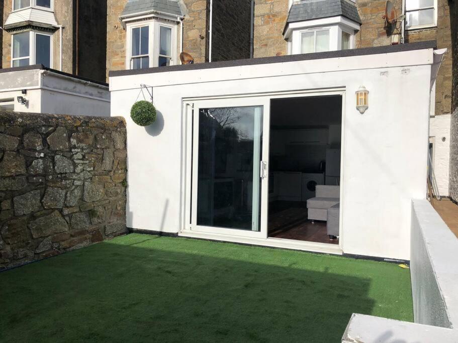 Modern Garden In A Large Victorian House Apartment