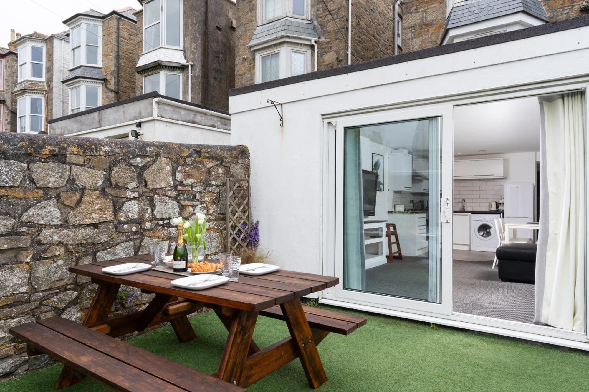 Apartment Modern Garden In A Large Victorian House